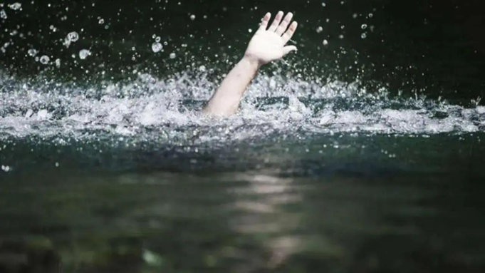 Una mujer muere después de que el barco de los devotos naufragara en el río Godavari en el distrito de Beed