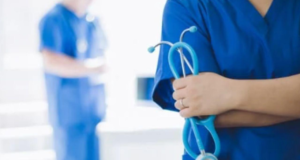 Maharashtra lanza un sistema de verificación basado en QR para luchar contra los médicos falsos