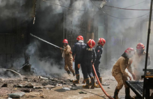 Incendio en un restaurante de Delhi: la policía forma equipos para localizar al propietario del hotel