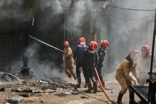 Incendio en un restaurante de Delhi: la policía forma equipos para localizar al propietario del hotel