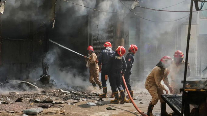 Incendio en un restaurante de Delhi: la policía forma equipos para localizar al propietario del hotel