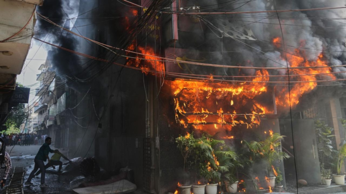 La policía de Delhi registra un caso de homicidio culposo después de que 21 personas, incluidos varios extranjeros, murieran en un incendio
