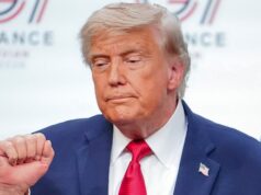 El tiro estrecho resulta ser un gol en propia meta de Trump