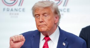 El tiro estrecho resulta ser un gol en propia meta de Trump