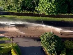 La policía dispara un cañón de agua contra los manifestantes de Belfast
