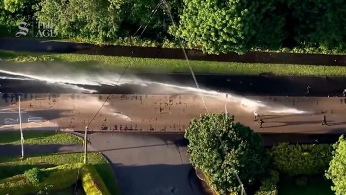 La policía dispara un cañón de agua contra los manifestantes de Belfast
