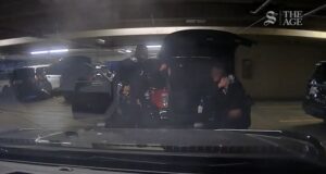 Momento en que un oficial de policía de California dispara accidentalmente a un colega