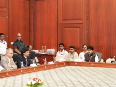 Fadnavis aprueba 65 proyectos ferroviarios e impulsa un estado libre de pasos a nivel