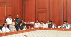 Fadnavis aprueba 65 proyectos ferroviarios e impulsa un estado libre de pasos a nivel