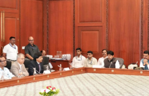Fadnavis aprueba 65 proyectos ferroviarios e impulsa un estado libre de pasos a nivel