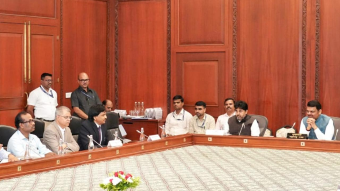 Fadnavis aprueba 65 proyectos ferroviarios e impulsa un estado libre de pasos a nivel