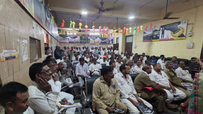 Los conductores de taxis y automóviles no marathi acuden en masa a las clases de marathi antes de la fecha límite del 15 de agosto