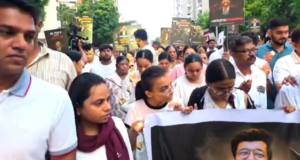 Miles de personas se unen a una marcha con velas en Lodha Belmondo de Pune en busca de justicia para la víctima