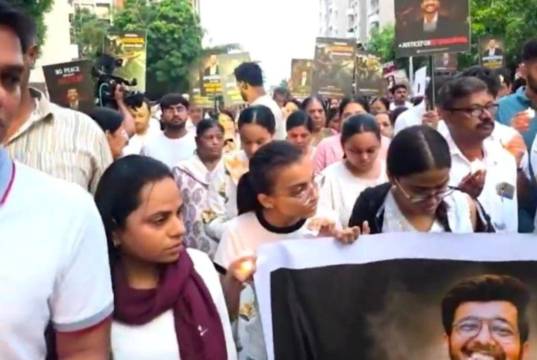 Miles de personas se unen a una marcha con velas en Lodha Belmondo de Pune en busca de justicia para la víctima