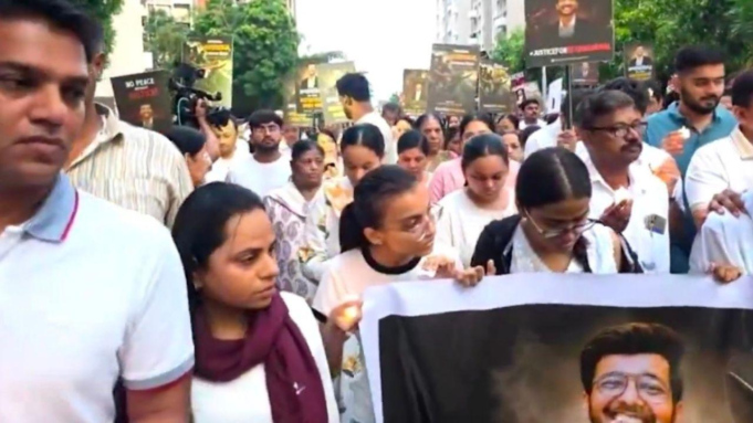 Miles de personas se unen a una marcha con velas en Lodha Belmondo de Pune en busca de justicia para la víctima