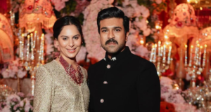 Upasana Konidela mira Peddi de Ram Charan con fanáticos en el teatro de Hyderabad