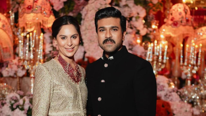 Upasana Konidela mira Peddi de Ram Charan con fanáticos en el teatro de Hyderabad