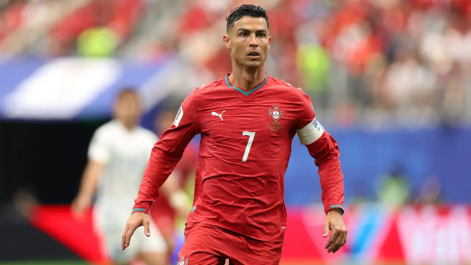 Cristiano Ronaldo entrena con botas doradas personalizadas antes del choque con Colombia