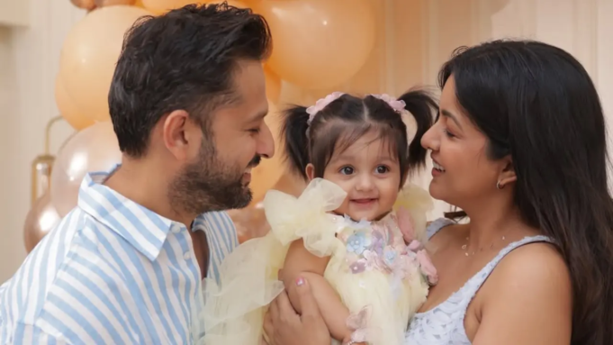 Ishita Dutta y Vatsal Sheth revelan el rostro de su hija Veda en su primer cumpleaños