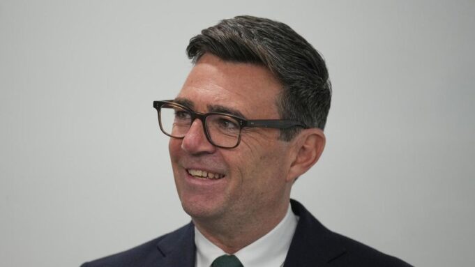 El primer ministro británico Burnham asegura a Albanese el apoyo de Rabbitoh