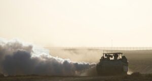 Israel investiga después de que se compartiera una foto de un detenido desnudo y atado