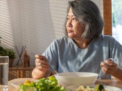 ¿Comer menos a medida que envejeces? Esto es lo que los médicos quieren que sepas
