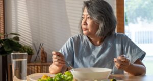 ¿Comer menos a medida que envejeces? Esto es lo que los médicos quieren que sepas