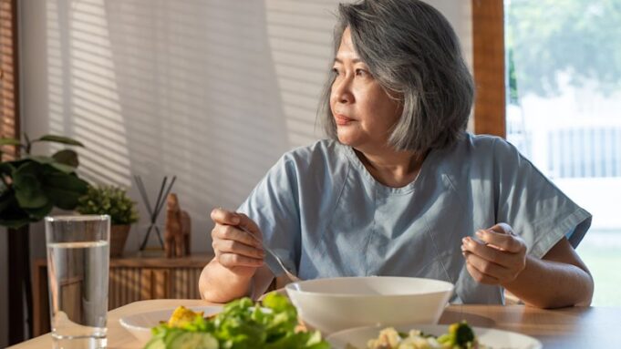 ¿Comer menos a medida que envejeces? Esto es lo que los médicos quieren que sepas