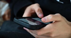 Adolescente que demanda a Meta por daños a la salud mental retira reclamaciones