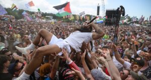 Bob Vylan demanda a la BBC por comentarios ‘ofensivos y deplorables’ de Glastonbury