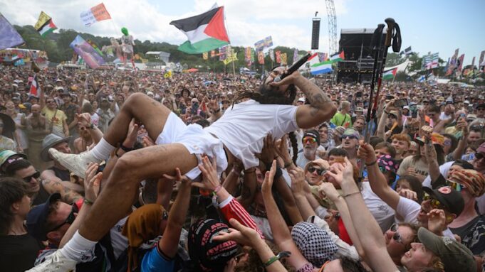 Bob Vylan demanda a la BBC por comentarios ‘ofensivos y deplorables’ de Glastonbury