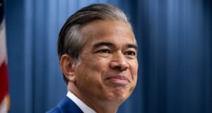 Los estados presentan una demanda antimonopolio para bloquear la fusión de Paramount y Warner Bros.