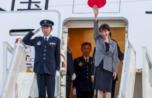 El primer ministro japonés Sanae Takaichi llega a la India para una visita de tres días; cumbre anual con el primer ministro Modi el jueves