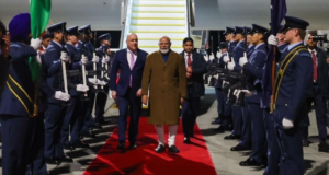 El primer ministro Modi llega a Auckland para una visita de dos días a Nueva Zelanda; El primer ministro Christopher Luxon le da la bienvenida en el aeropuerto