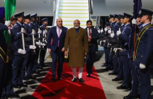 El primer ministro Modi llega a Auckland para una visita de dos días a Nueva Zelanda; El primer ministro Christopher Luxon le da la bienvenida en el aeropuerto