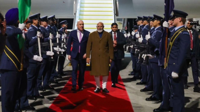 El primer ministro Modi llega a Auckland para una visita de dos días a Nueva Zelanda; El primer ministro Christopher Luxon le da la bienvenida en el aeropuerto