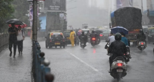 Pune lucha bajo las fuertes lluvias mientras las deficiencias cívicas se destacan