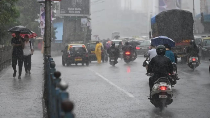 Pune lucha bajo las fuertes lluvias mientras las deficiencias cívicas se destacan
