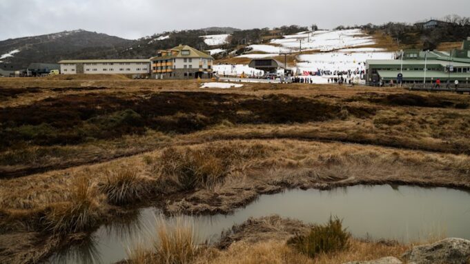 Por qué los centros turísticos de Nueva Gales del Sur y Victoria se enfrentan a un comienzo de invierno embarrado