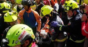 Rescatan a sobreviviente en La Guaira ocho días después del desastre