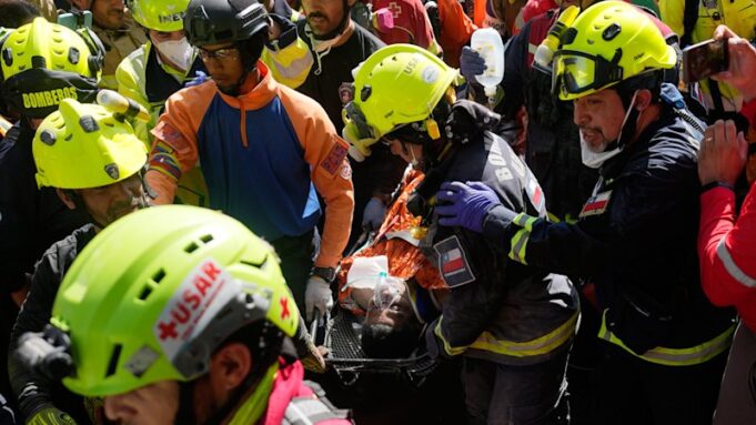 Rescatan a sobreviviente en La Guaira ocho días después del desastre