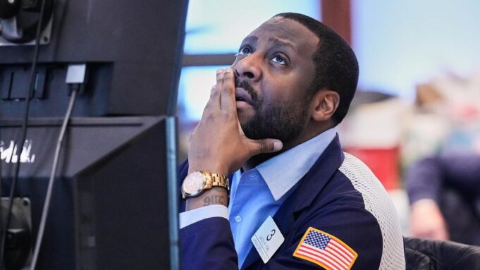 Nasdaq se queda rezagado por la angustia por el gasto en IA antes de las ganancias