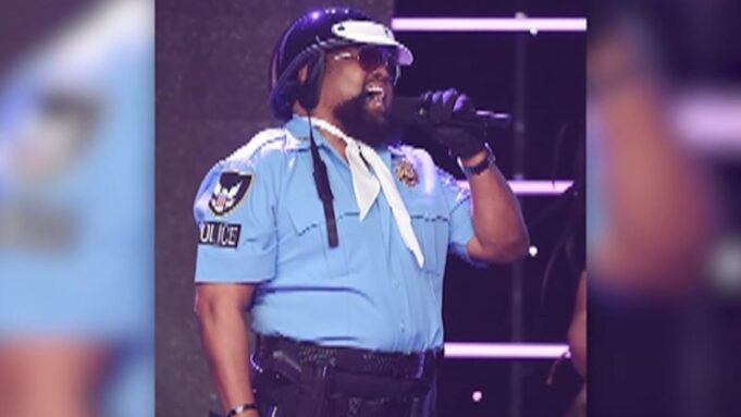 Donald Trump rinde homenaje al líder de Village People
