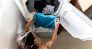 Cómo lavar la ropa deportiva y prevenir el olor