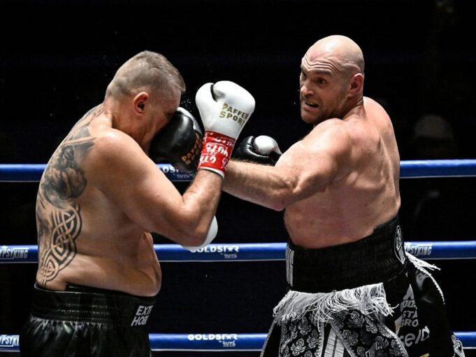 Tyson Fury detiene a Mariusz Wach en Tailandia para acercarse a la pelea con Anthony Joshua