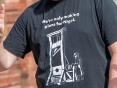 ¿Prohibir las camisetas ofensivas?