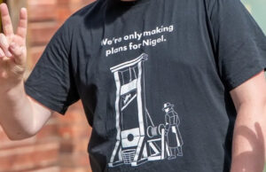 ¿Prohibir las camisetas ofensivas?