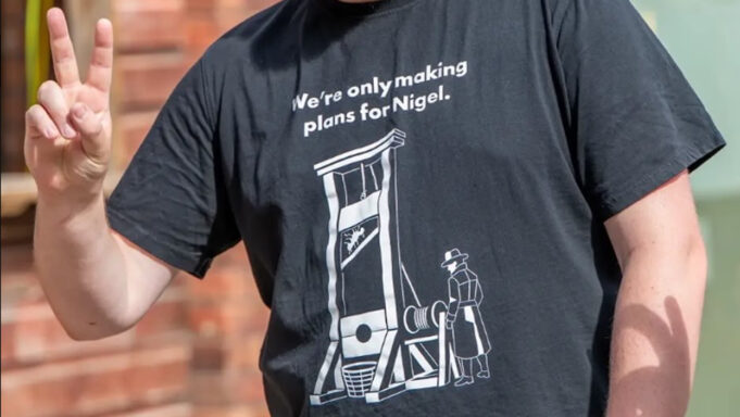 ¿Prohibir las camisetas ofensivas?