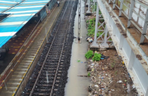 Los servicios ferroviarios Mumbai-Pune se ven afectados por un deslizamiento de tierra en medio de fuertes lluvias mientras el Ferrocarril Central cancela y desvía trenes