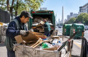Cartoneros en Buenos Aires enfrentan un futuro incierto ante el nuevo modelo de reciclaje